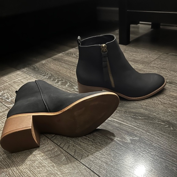 DLG Black Ankle Boots - Picture 3 of 5